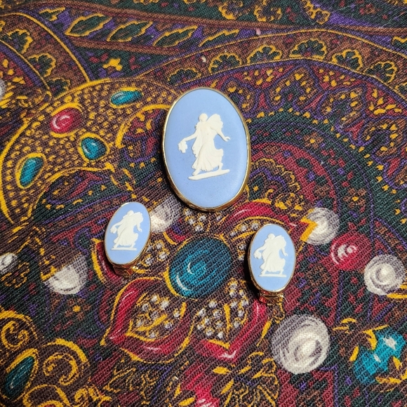 Wedgwood set Vintage brooch and clip on earrings - Picture 2 of 9